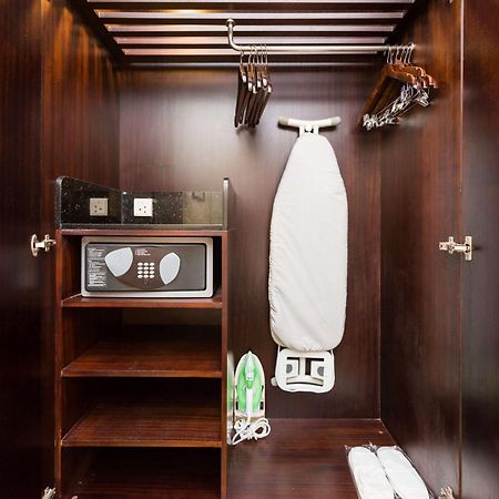 Отель Radisson Blu Towers Kaushambi Delhi Ncr Газиабад Экстерьер фото A hotel room wardrobe with a safe