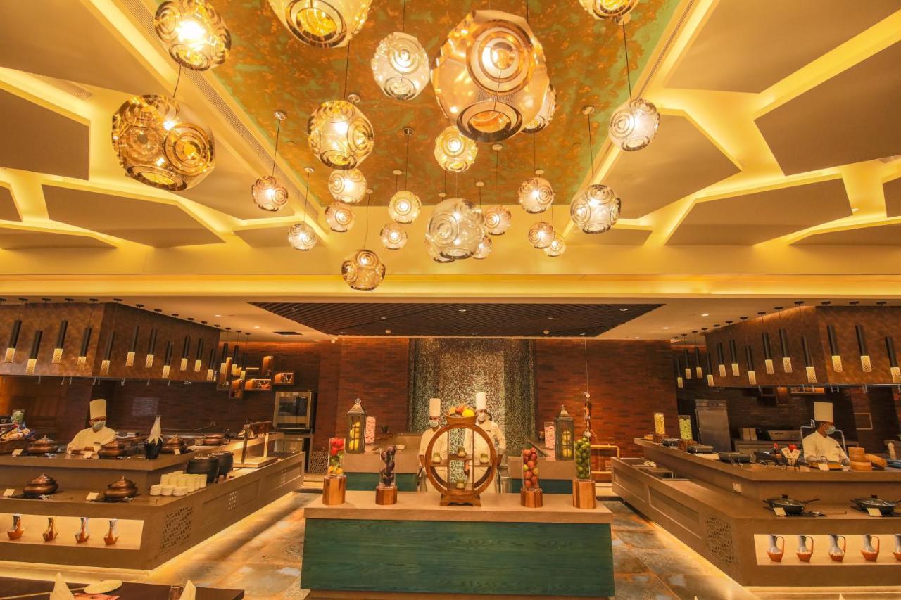 Отель Radisson Blu Towers Kaushambi Delhi Ncr Газиабад Экстерьер фото The buffet at the hotel