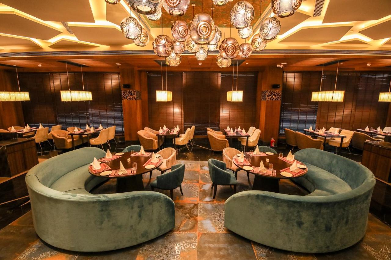 Отель Radisson Blu Towers Kaushambi Delhi Ncr Газиабад Экстерьер фото The interior of the restaurant
