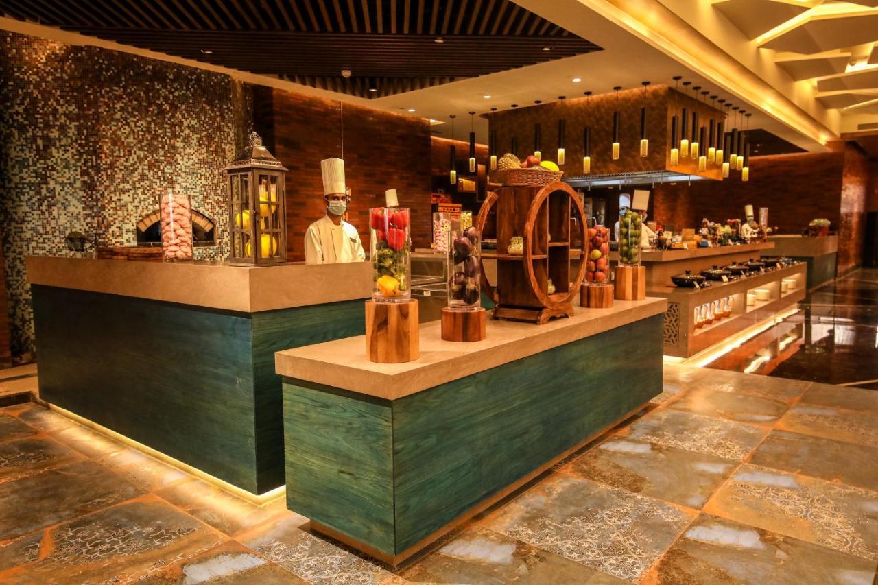 Отель Radisson Blu Towers Kaushambi Delhi Ncr Газиабад Экстерьер фото The buffet at the restaurant