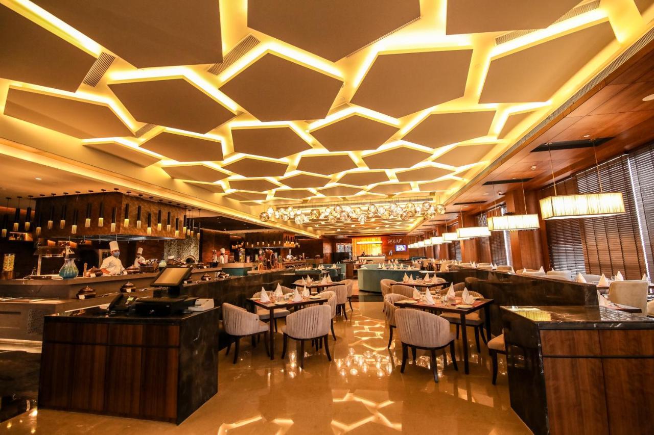 Отель Radisson Blu Towers Kaushambi Delhi Ncr Газиабад Экстерьер фото The interior of the restaurant