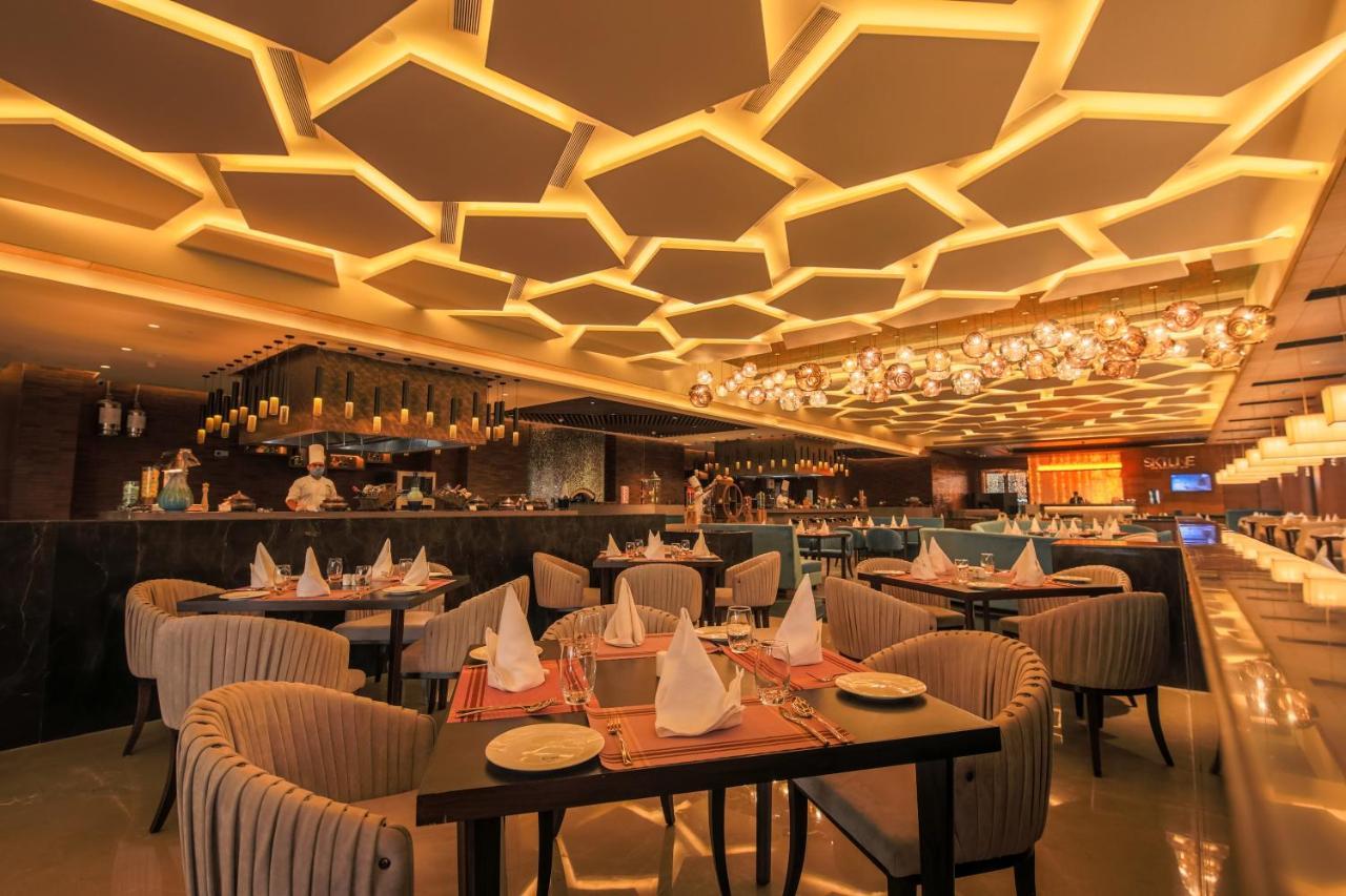 Отель Radisson Blu Towers Kaushambi Delhi Ncr Газиабад Экстерьер фото The interior of the restaurant