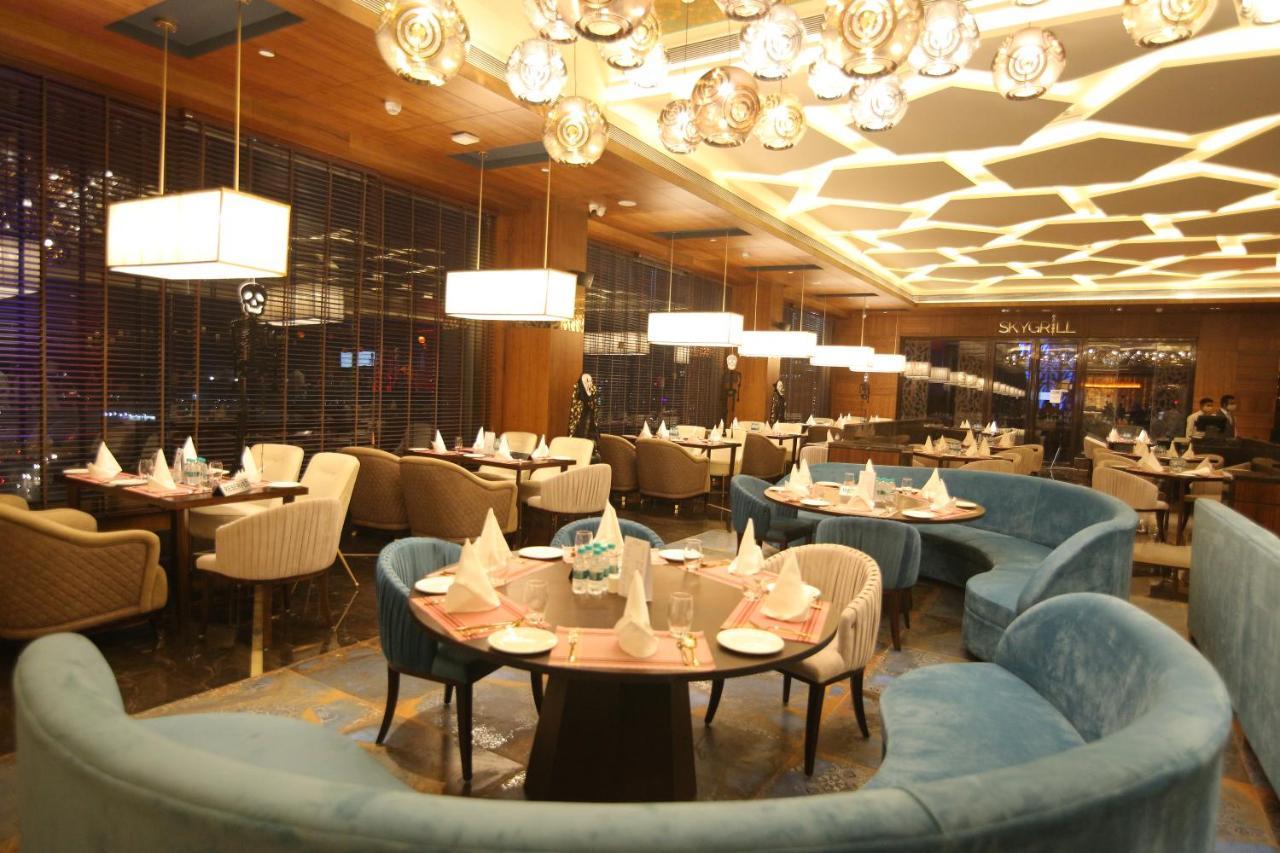 Отель Radisson Blu Towers Kaushambi Delhi Ncr Газиабад Экстерьер фото The interior of the restaurant