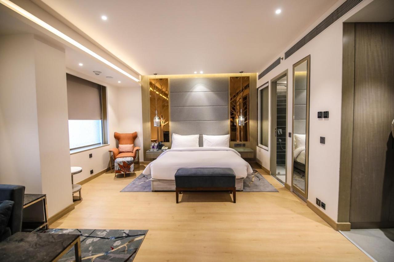 Отель Radisson Blu Towers Kaushambi Delhi Ncr Газиабад Экстерьер фото A bedroom at the hotel
