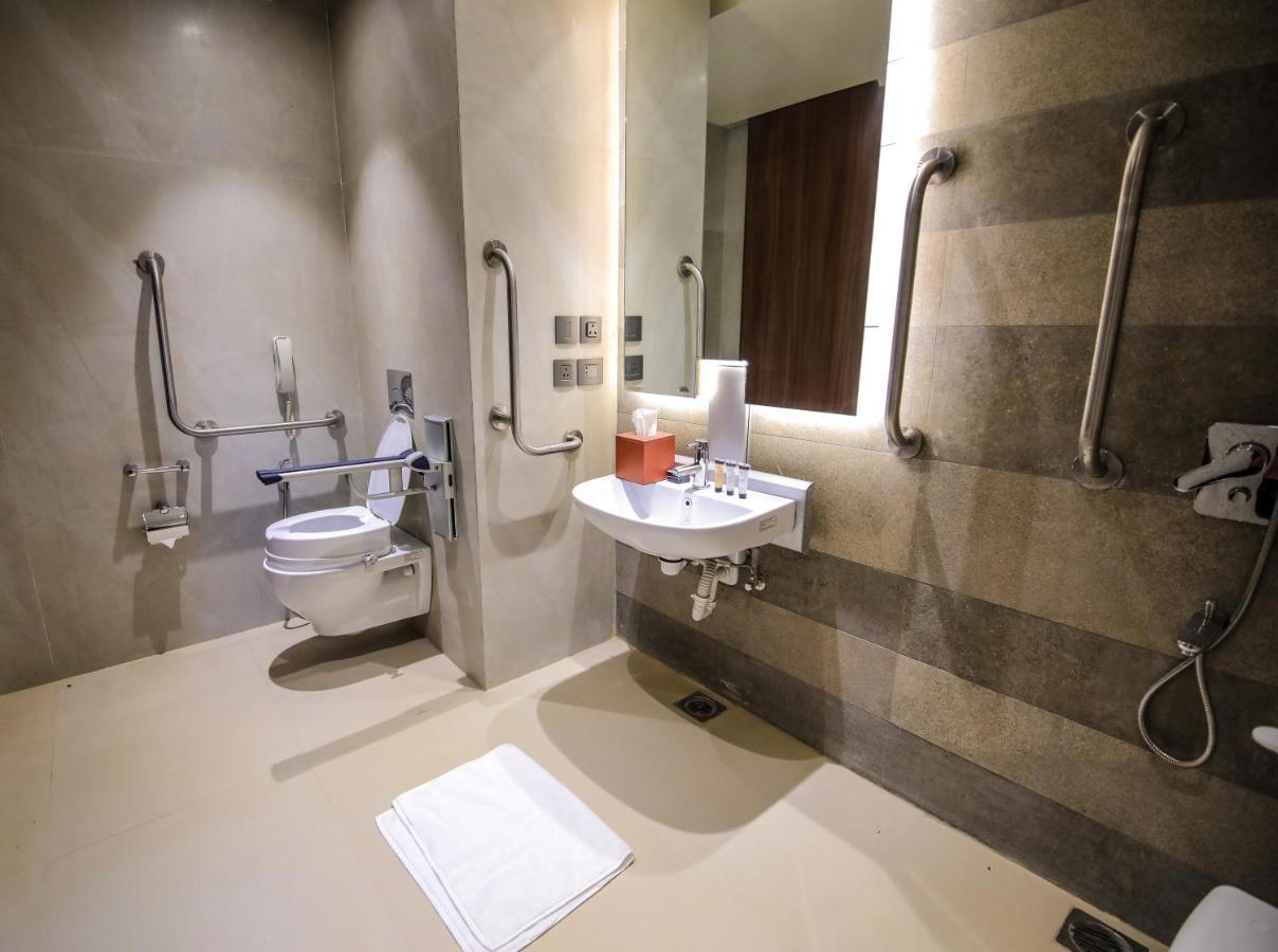 Отель Radisson Blu Towers Kaushambi Delhi Ncr Газиабад Экстерьер фото Disabled toilet with a disabled shower