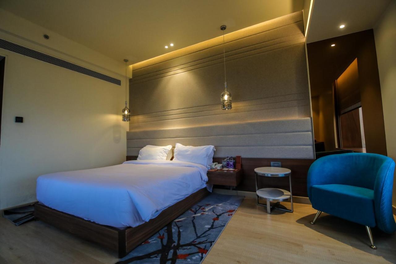 Отель Radisson Blu Towers Kaushambi Delhi Ncr Газиабад Экстерьер фото A room at the hotel