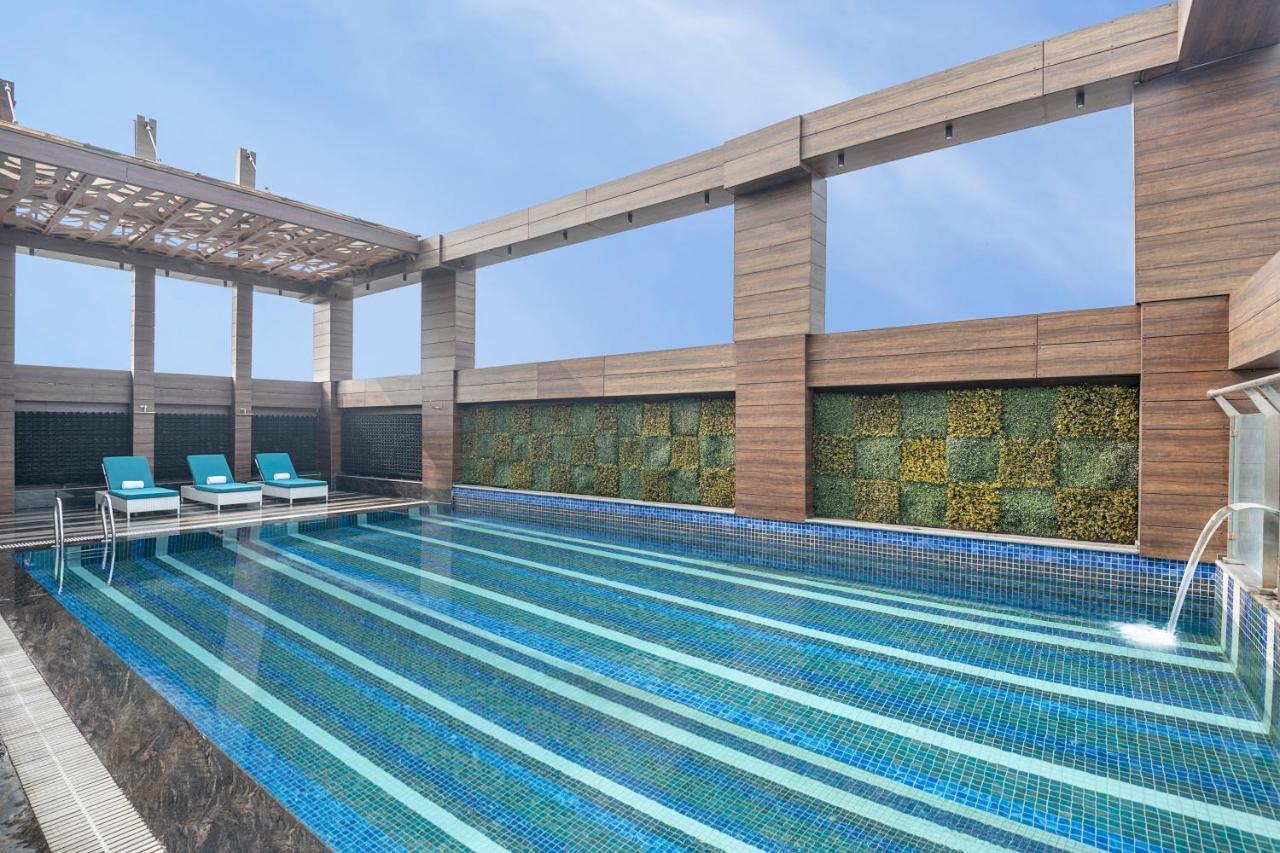 Отель Radisson Blu Towers Kaushambi Delhi Ncr Газиабад Экстерьер фото Rooftop pool