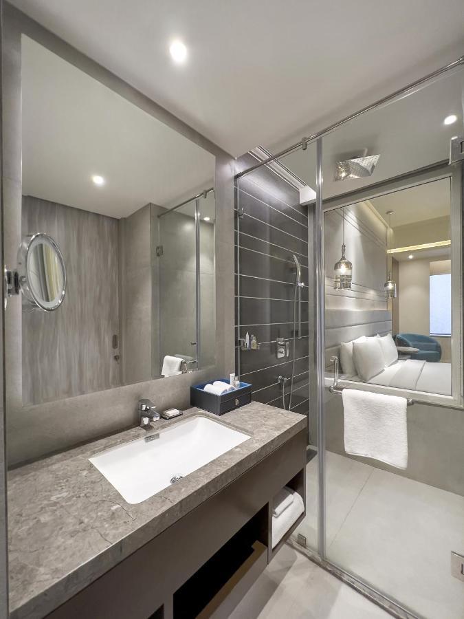 Отель Radisson Blu Towers Kaushambi Delhi Ncr Газиабад Экстерьер фото Bathroom