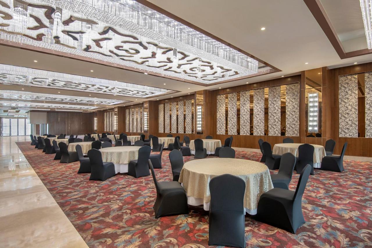Отель Radisson Blu Towers Kaushambi Delhi Ncr Газиабад Экстерьер фото The ballroom
