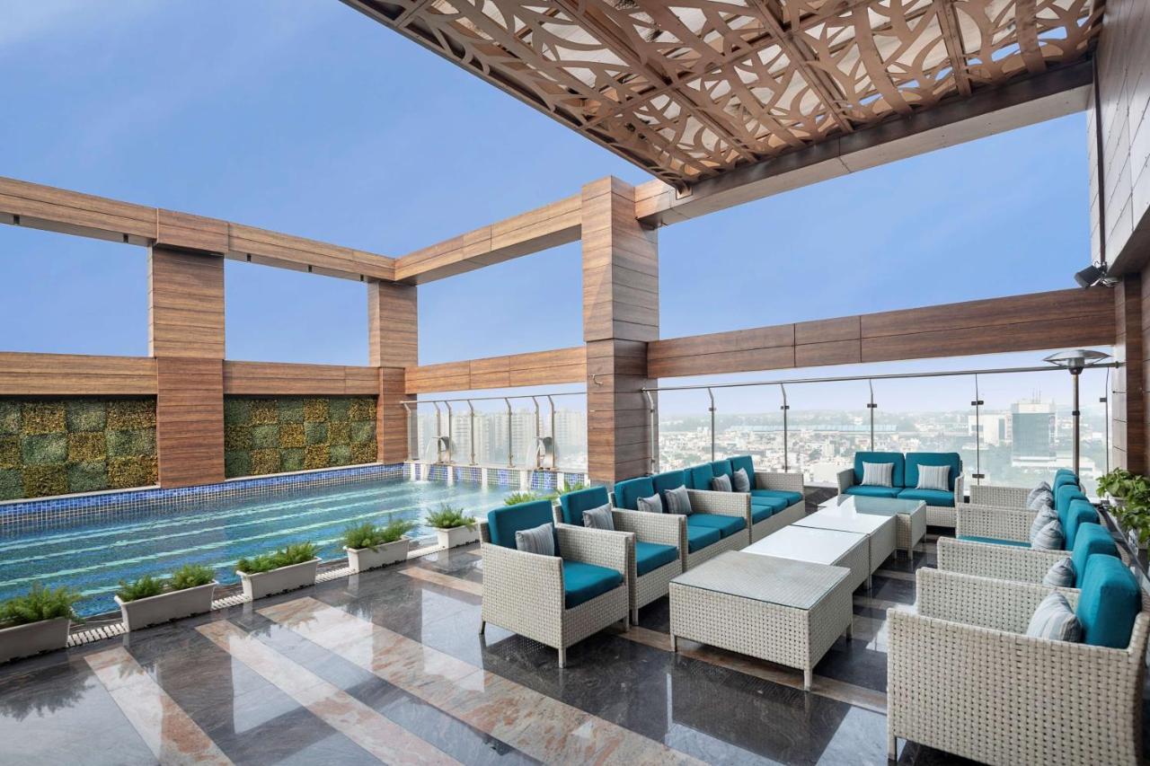 Отель Radisson Blu Towers Kaushambi Delhi Ncr Газиабад Экстерьер фото The Sky Bar