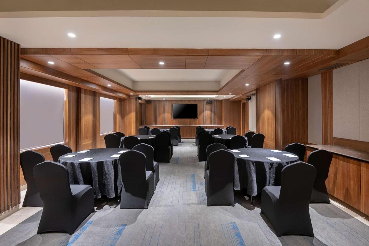 Отель Radisson Blu Towers Kaushambi Delhi Ncr Газиабад Экстерьер фото Meeting room at the hotel