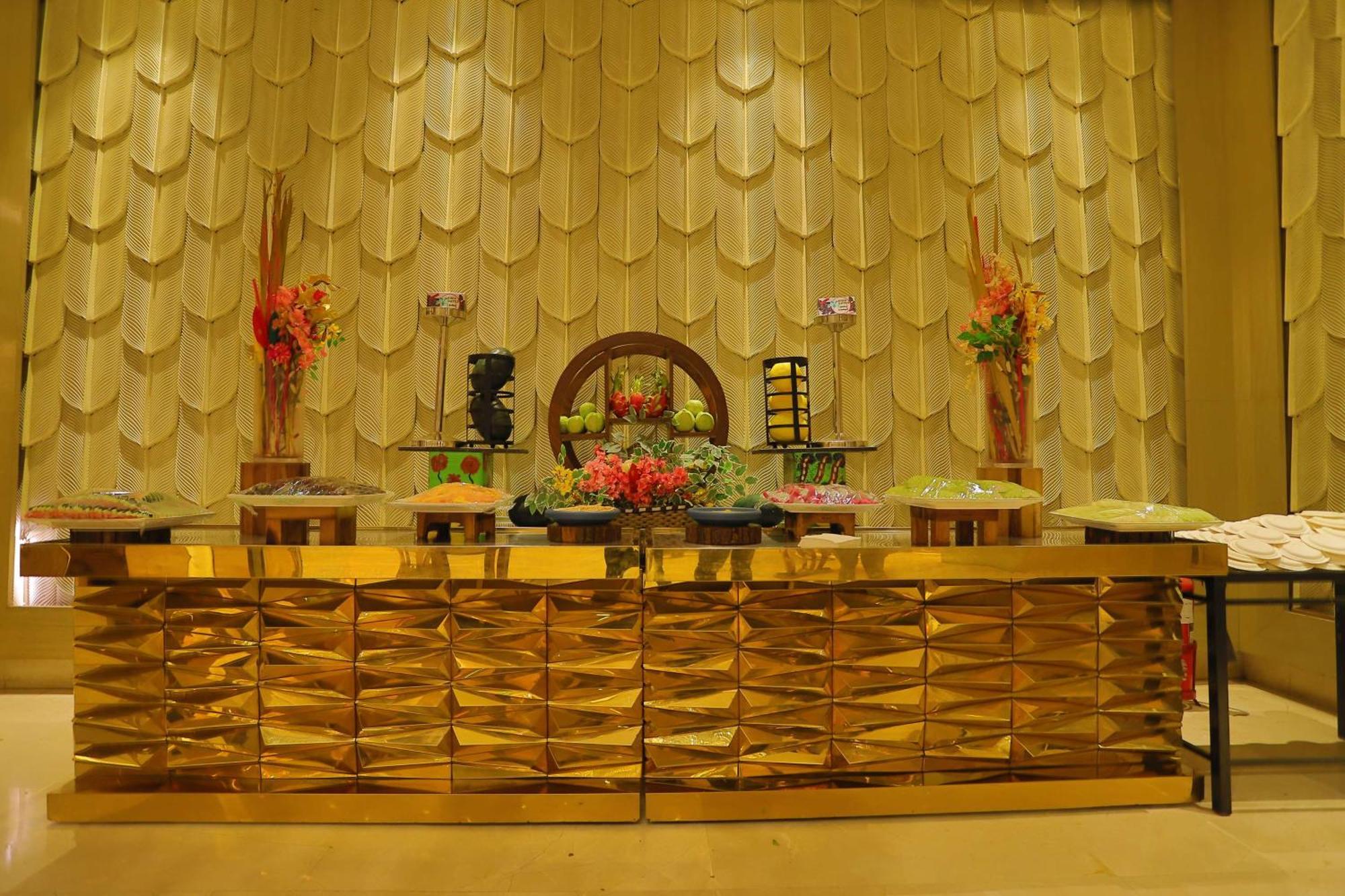 Отель Radisson Blu Towers Kaushambi Delhi Ncr Газиабад Экстерьер фото A Buddhist altar