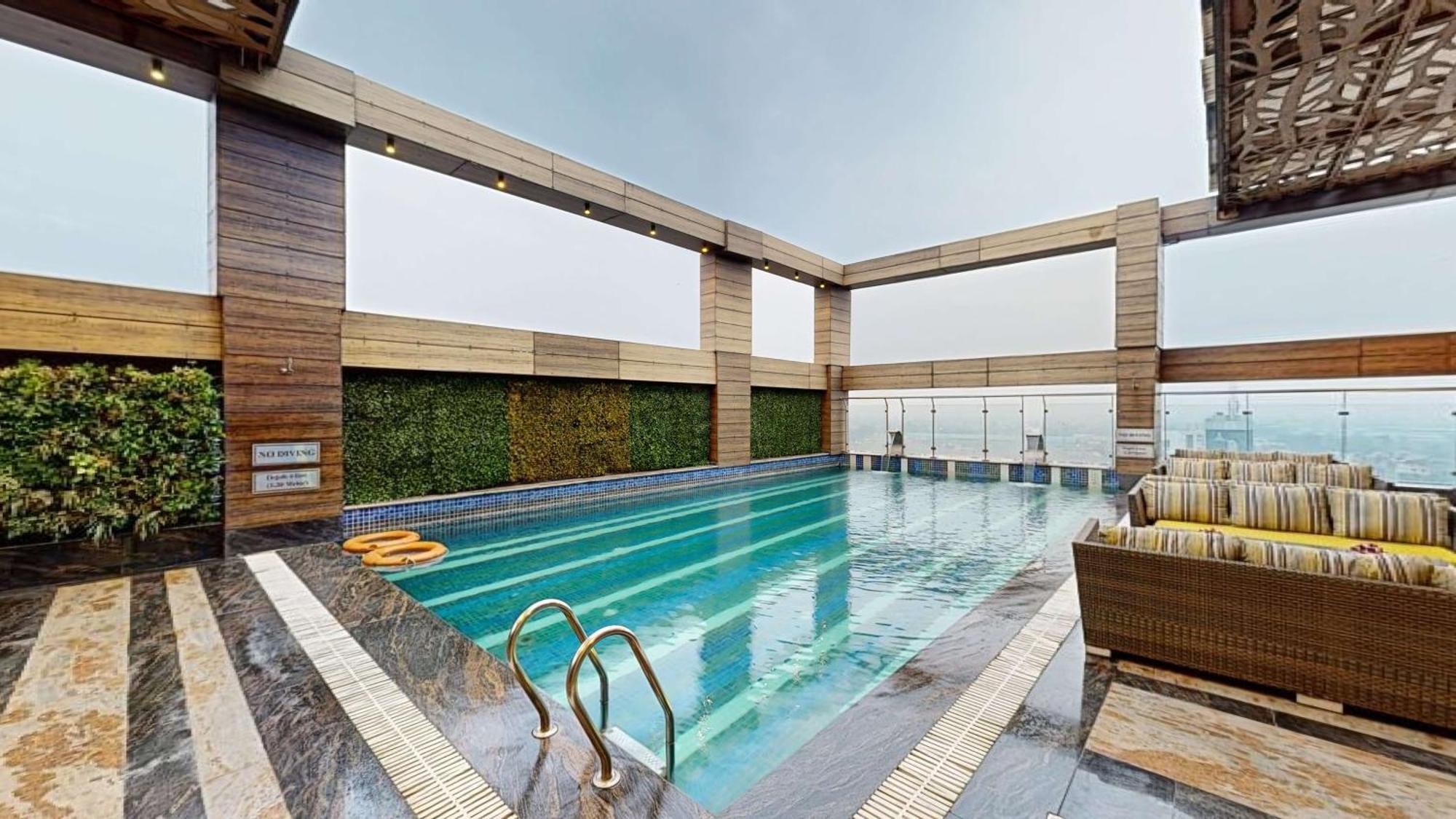 Отель Radisson Blu Towers Kaushambi Delhi Ncr Газиабад Экстерьер фото The swimming pool at the hotel