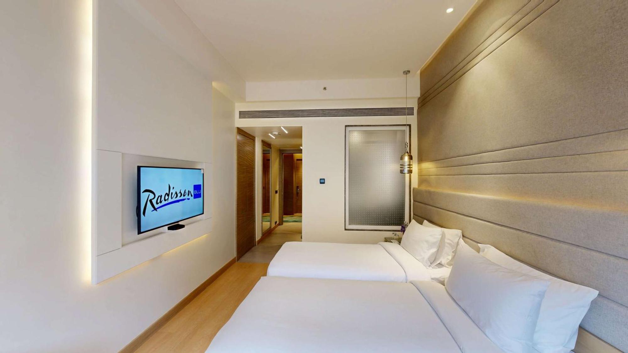 Отель Radisson Blu Towers Kaushambi Delhi Ncr Газиабад Экстерьер фото A room at Radisson Blu Hotel, Hyderabad