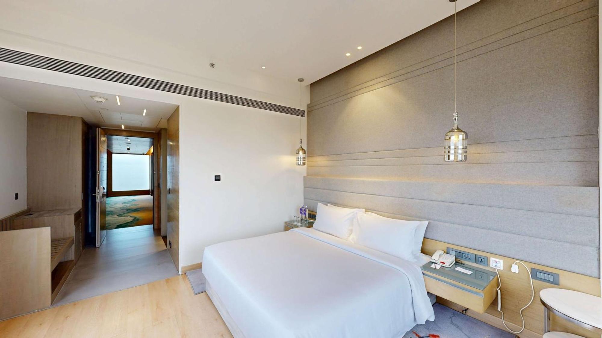 Отель Radisson Blu Towers Kaushambi Delhi Ncr Газиабад Экстерьер фото A bedroom at the hotel